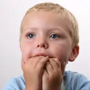 Евгения Голобокова: Ребенок грызет ногти: что делать? Пингвин кусает слезы при прорезывании зубов: кусают ли дети слезы?