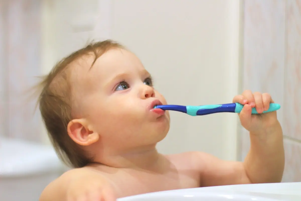 С какого возраста ребенку нужно чистить зубы 