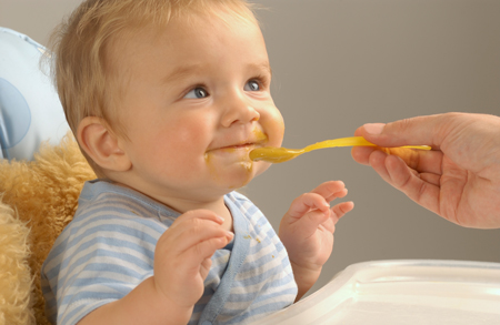 Творог, кефир и яичный желток в питании ребенка : когда и как?