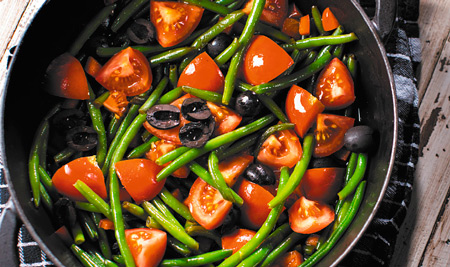 Тонкая стручковая фасоль с томатами и маслинами в соевом соусе 