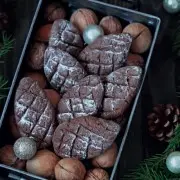 Два рождественских кекса сахара маринованных фруктов и орехо в-Вкус и аромат!