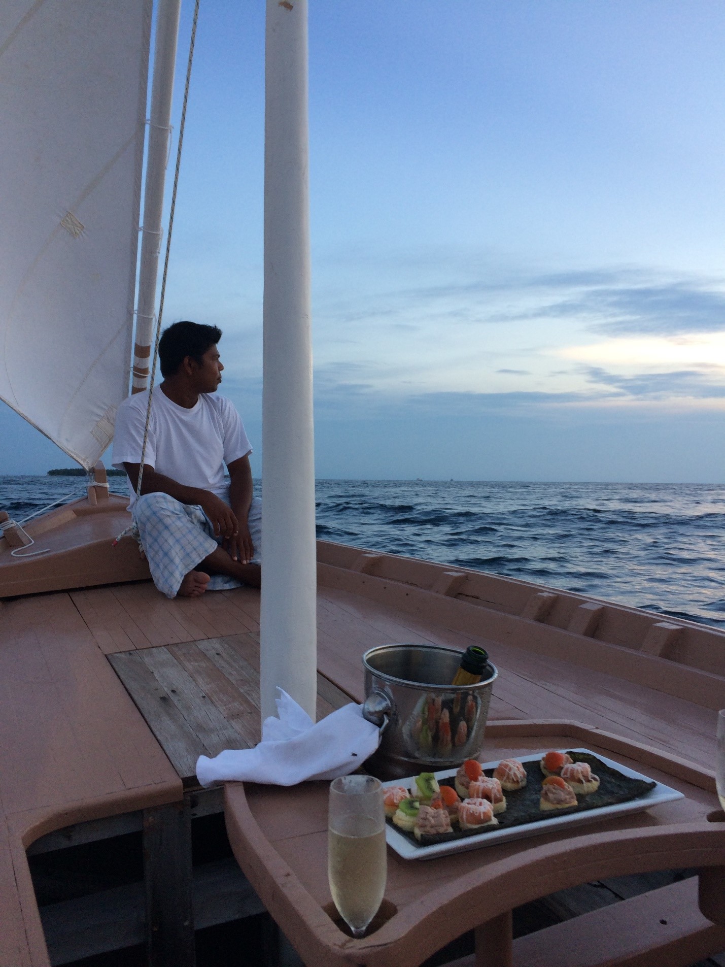 Свадьба на Мальдивах — или просто романтика : шампанское под парусом или ужин на закате 