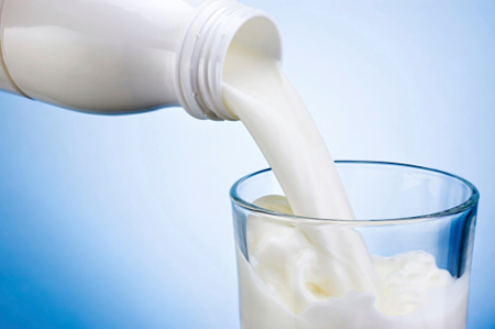 Молоко < PRAN> 1. Представитель Детского общества США показало, что основным источником кальция в детской диете после его рождения должен быть молоко.