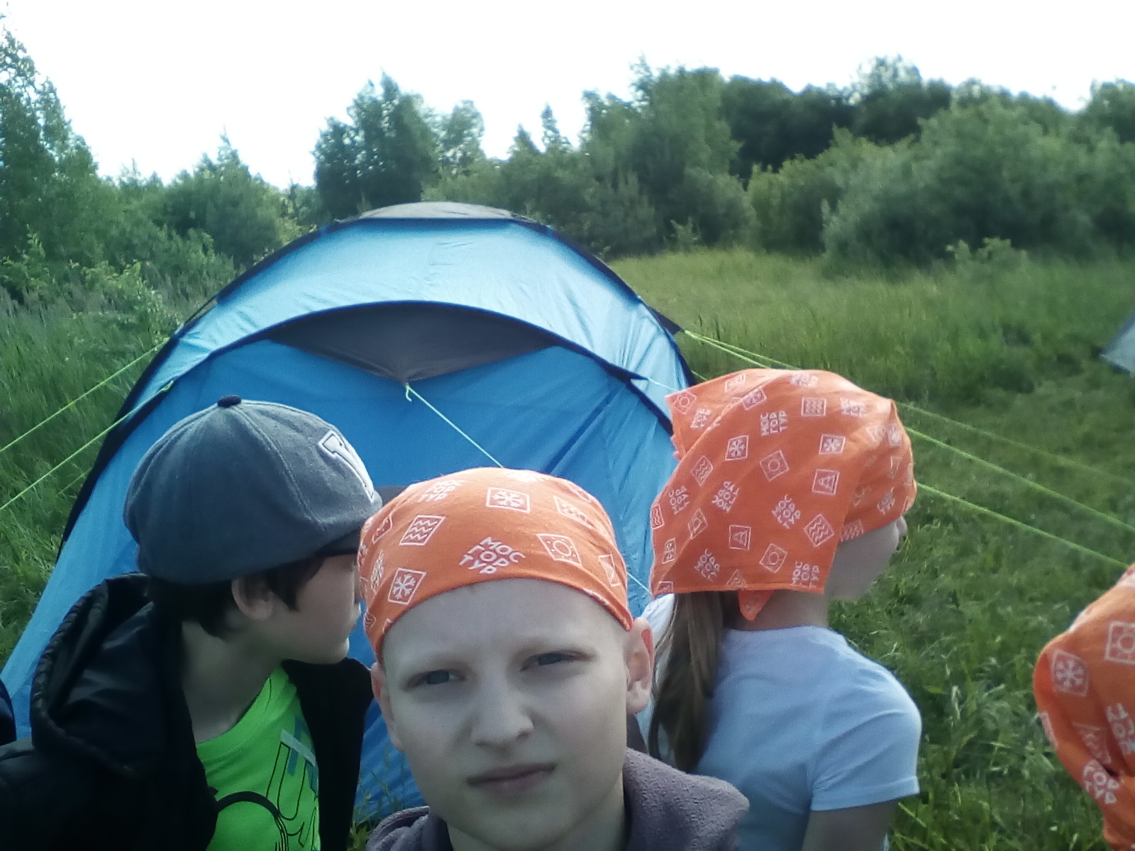 Ребенок в лагере : средства связи 