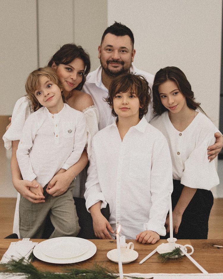 Жена и дети Сергея Джукова < PAN> 4 4-певе ц-ми г-Сергей Джуко в-солист в руке, -отец с четырьмя детьми, все еще собирающий поля.