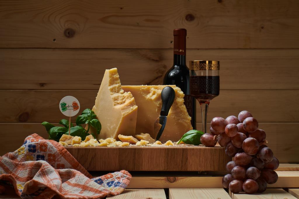 Вино и сыр < PAN> перед последовательными праздниками в мае и собрались на длинных пикниках и мешочках. Поскольку каждый сыр имеет особый аромат, вкус и последовательный, сочетающий его с вином и помогает максимизировать его доброту, #vyatsky Parmmezan Grand Vyatka Project. Один итальянский Philippo Spaddy советует.