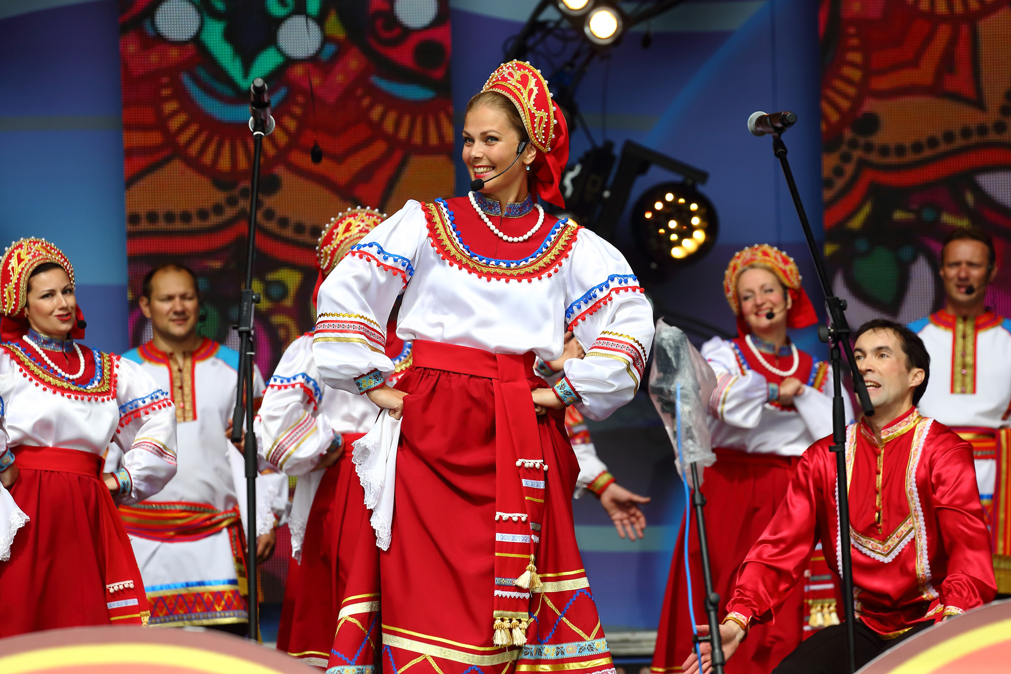 Чтобы сделать шедевр российского фестиваля в Нохара < pran> 1, 8 х 1, 4 метра и весит около 30 кг