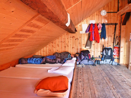 Общая комната для туристов в горном приюте