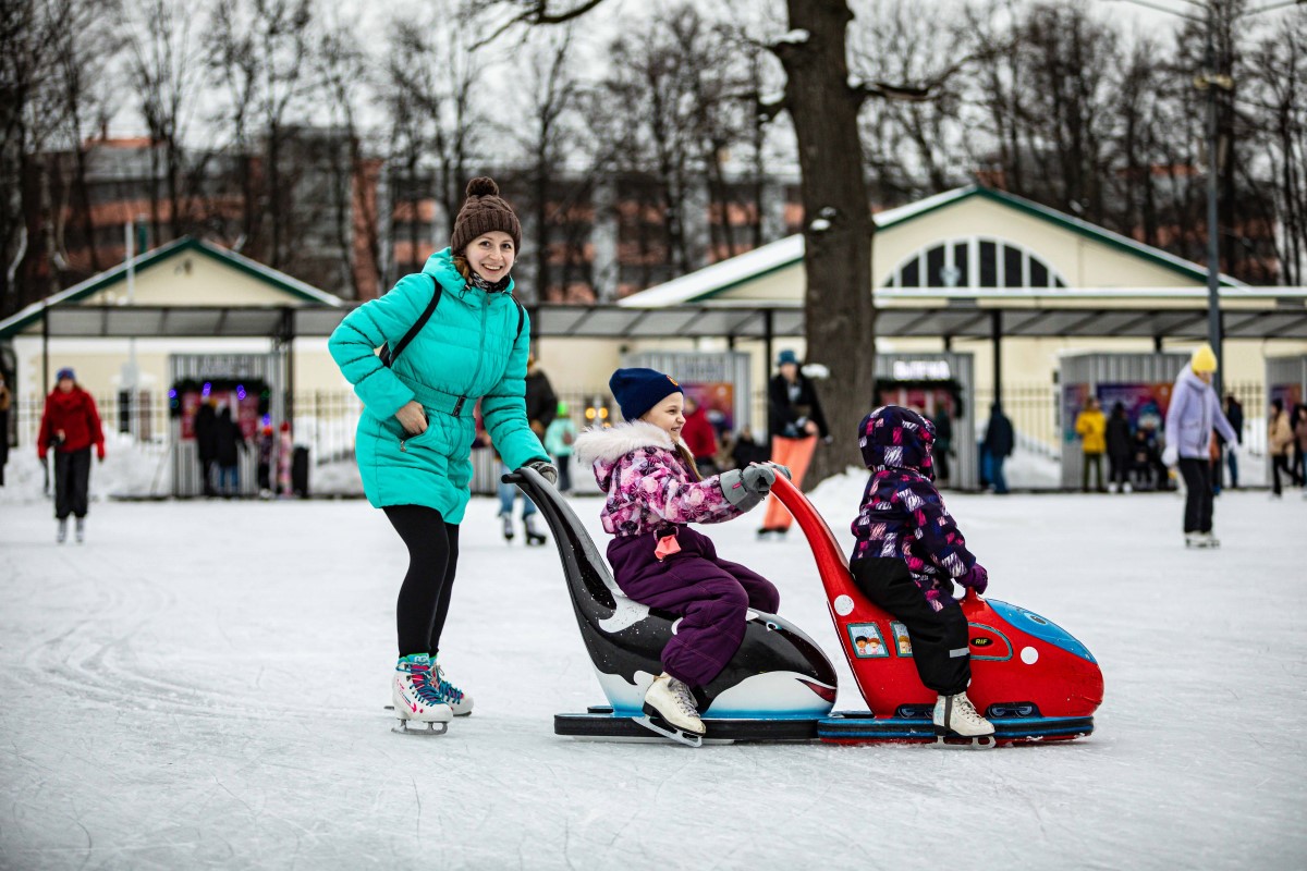 Оставьте следы на идеальном льду! Четыре ледяных звена в историческом парке в Москве