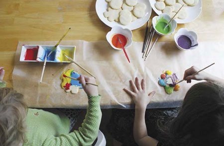 Детские поделки – к Пасхе: магниты и разноцветное печенье 