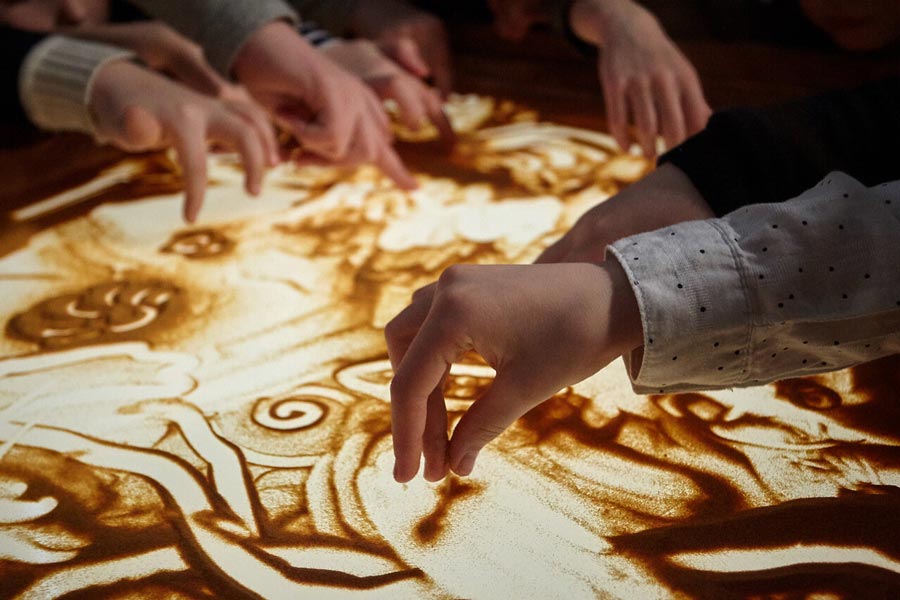 Песчаная живопись часто используется в основании Belcant для детей.