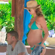Алина Бавина: Беременная на пляже: какой купальник носит беременная звезда?