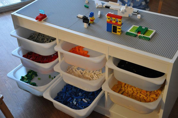 Для этого вам нужна подходящая таблица (например, IKEA) и доска для ремесленных пособий LEGO. Вставьте поделки на стол с супе р-градитной или двойной лентой. Липуха также подходит. Существует широкий спектр столов Ikea, поэтому их можно использовать для любого игрового комнаты для дизайна и размеров. Вы также можете включить организатор