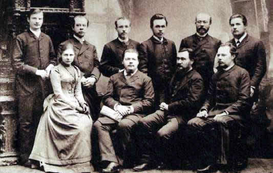Илья Метиников (нижний, второй справа) и российские служащие исследовательского института