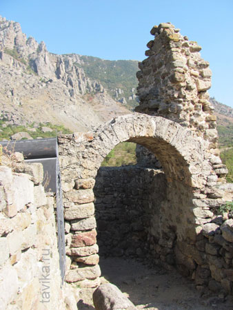 Ворота в крепость Фуну
