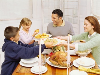 Общение детей и родителей за обеденным столом