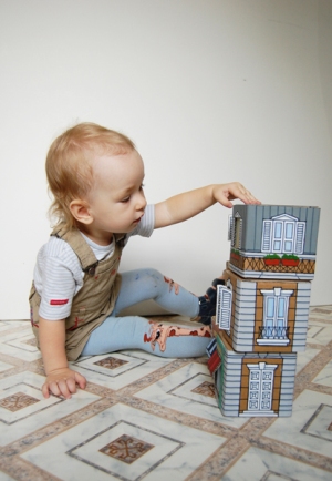 Игрушки своими руками : домик из картона - с мансардой , кафе и кошкой 