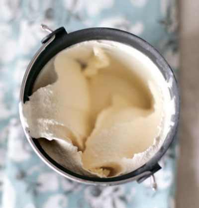 Домашнее мороженое : ванильное классическое и сорбет с малиной 