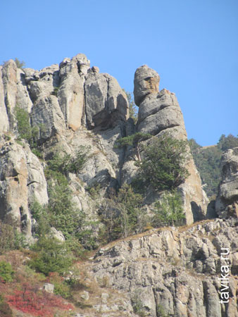 Каменные фигуры на склонах горы похожи на странные сказочные существа