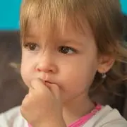 Наталья Барложецкая: Как отучить ребенка, который грызет ногти, сосет пальцы и плачет на голове?