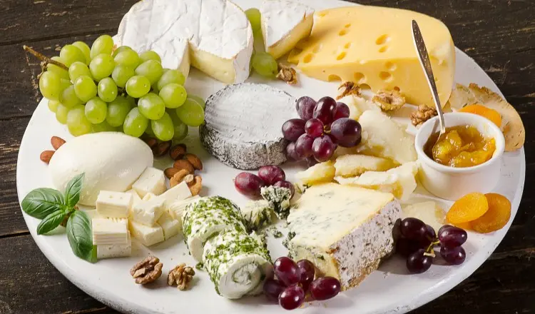 Идеальная сырная тарелка – главное блюдо вечеринки 