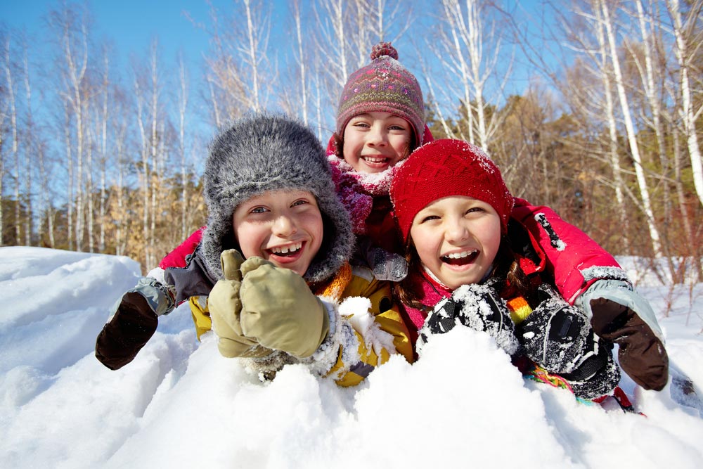 Вы можете написать «С Новым годом!» Или «Остановить ремонт!» В снегу дети могут рисовать радуги и единорогов. Осветляющая зима - это то, что может сделать каждый.
